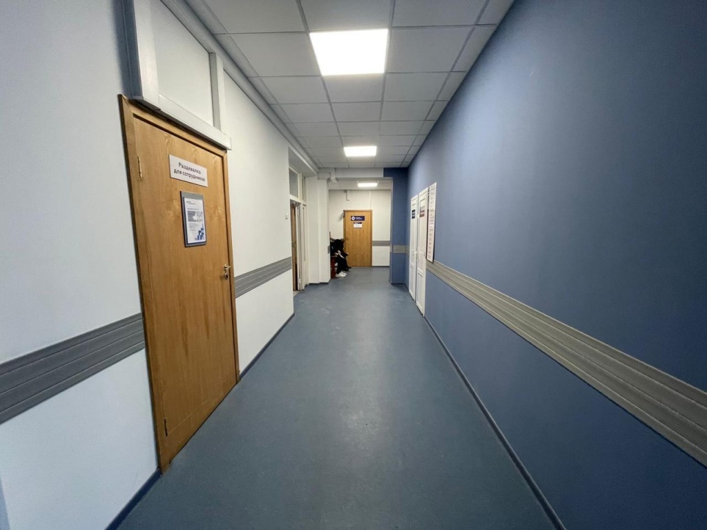 отбоиник ПВХ и плинтус в интерьере.jpg