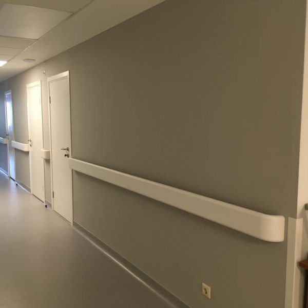 Отбойник-поручень на алюминиевом каркасе 140*4000 мм