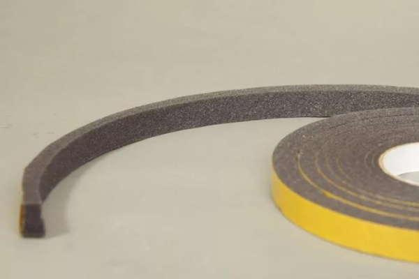 Уплотнитель универсальный саморасширяющийся с клеевым слоем