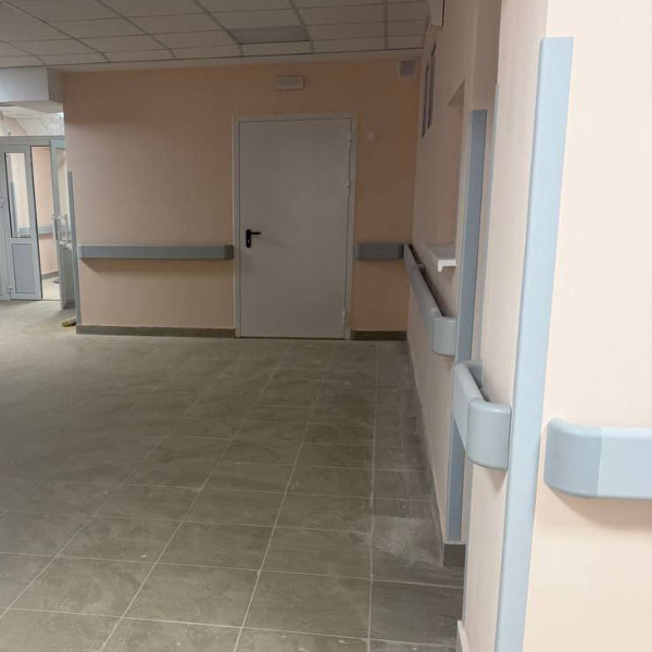 Отбойник-поручень на алюминиевом каркасе с амортизатором 140*4000 мм